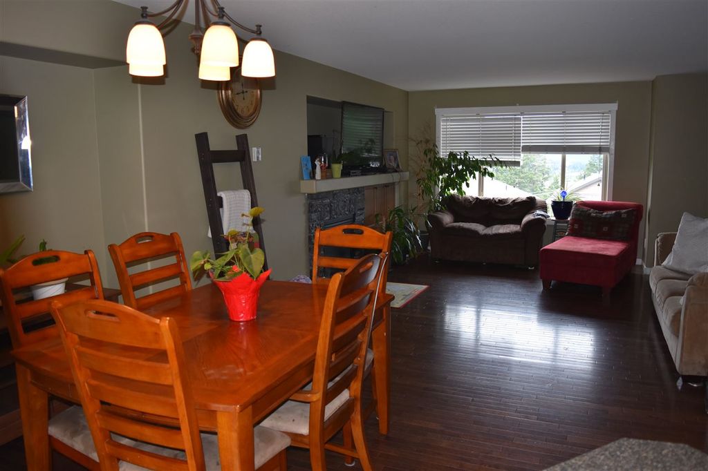 listing image 1105995108974996993