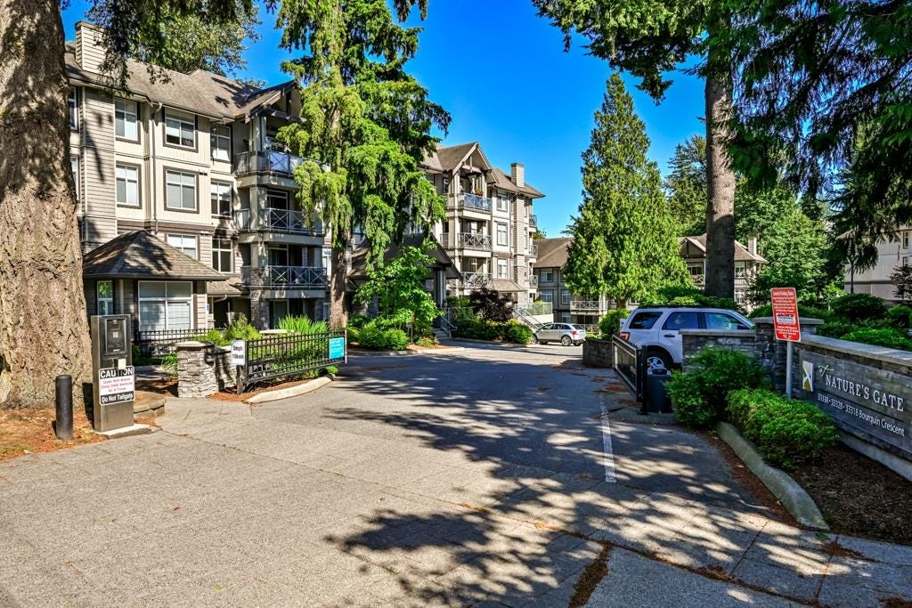 Photo of 33318 E Bourquin Crescent #213, Abbotsford, BC V2S 0A6 (MLS # R3137006)