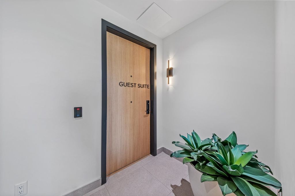 listing image 1102840280413845824