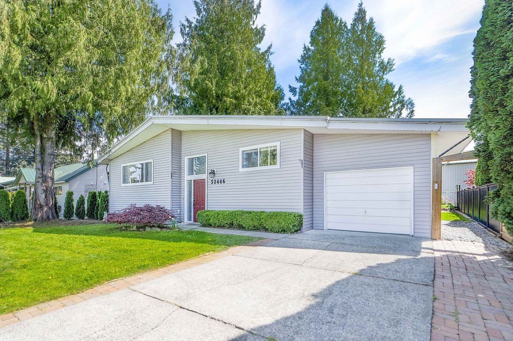 Photo of 32446 Montgomery Avenue, Abbotsford, BC V2T 6A3 (MLS # R3114687)