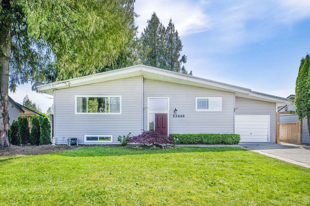 Photo of 32446 Montgomery Avenue, Abbotsford, BC V2T 6A3 (MLS # R3114687)