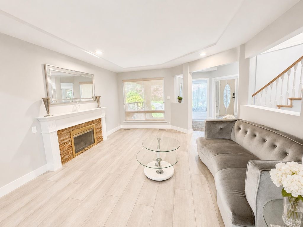 listing image 1104408122428599487