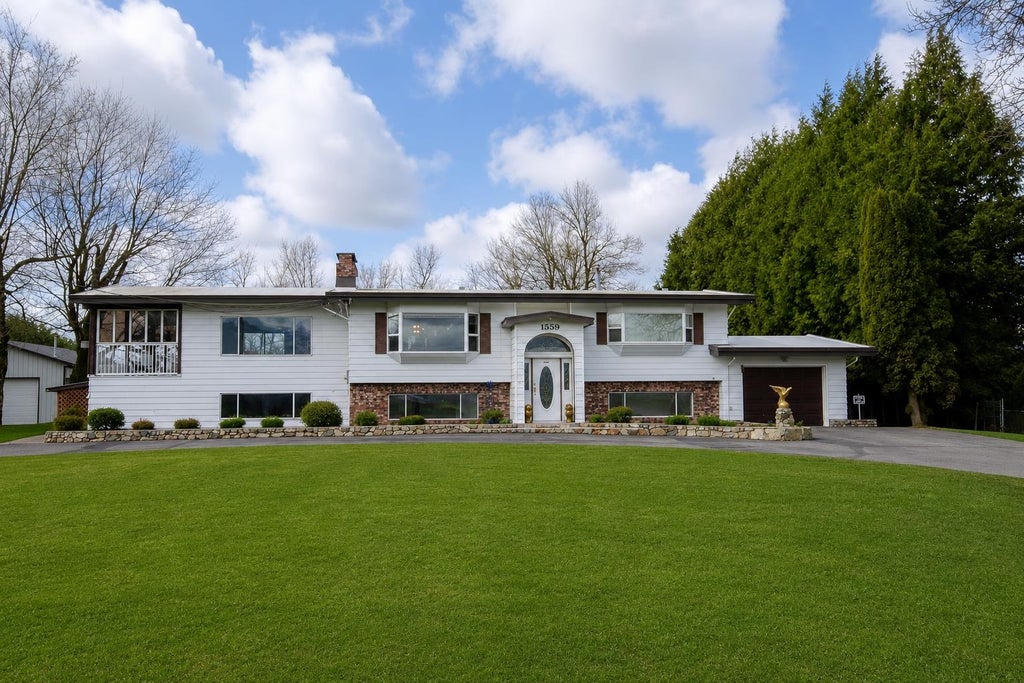 Photo of 1559 Whatcom Road, Abbotsford, BC V3G 1Y9 (MLS # R3137790)