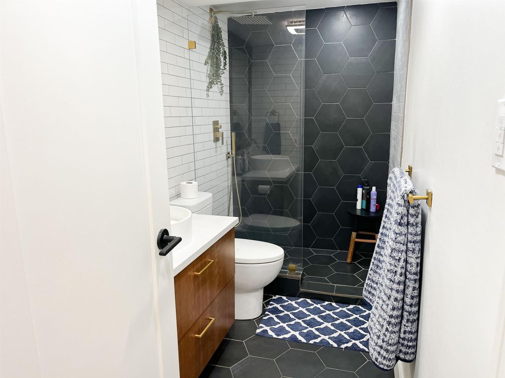 listing image 1105656154683520399