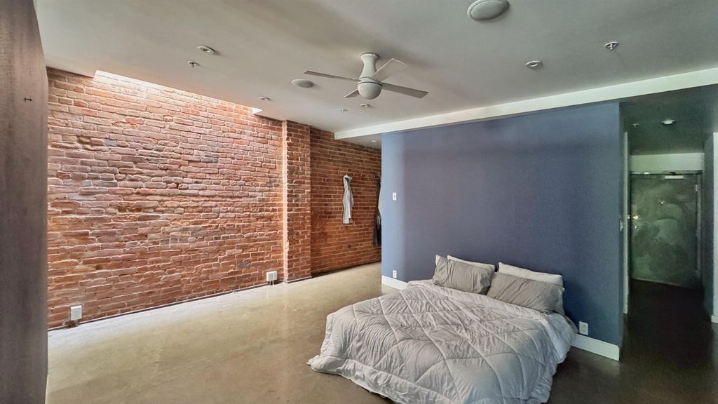 listing image 1101055759386251260