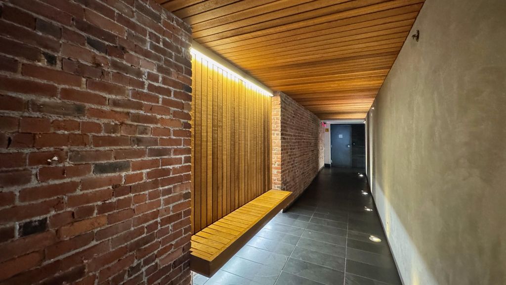 listing image 1106193547353712516