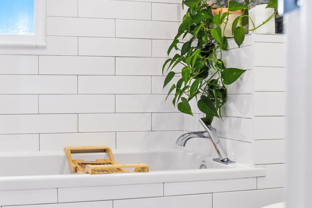 listing image 1104126114467409049