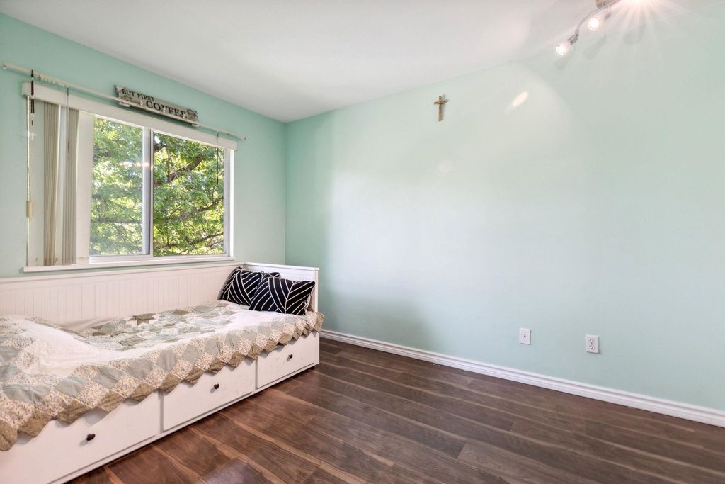 listing image 1106370052713938942