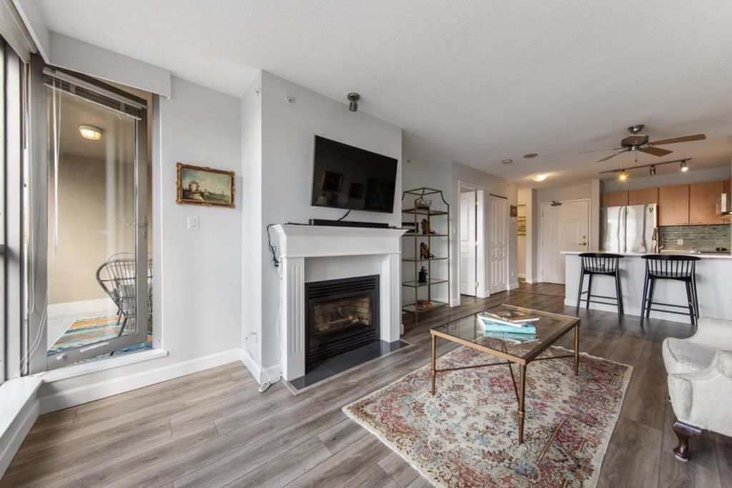 listing image 1103161372993281633