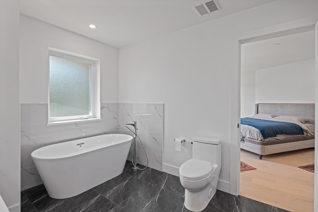 listing image 1106860443527213257