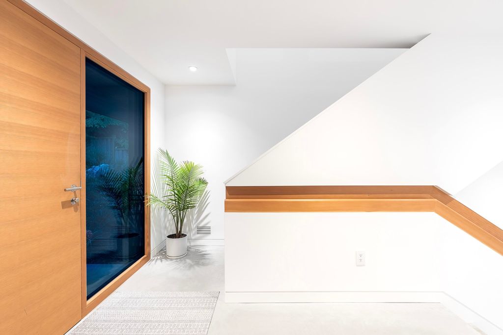 listing image 1109852056971591770