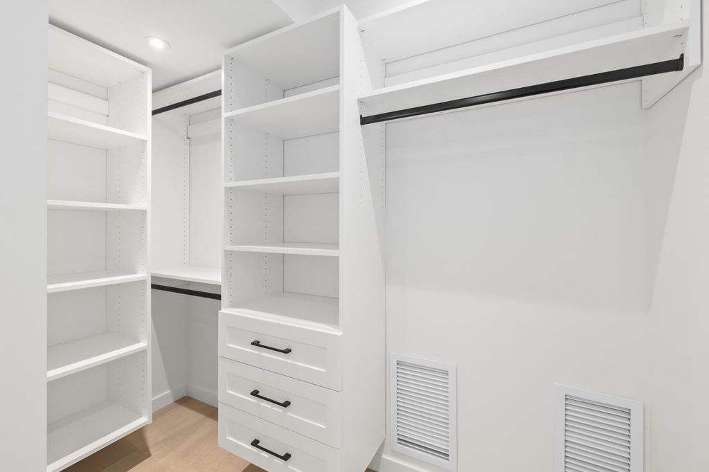listing image 1102134612420794925