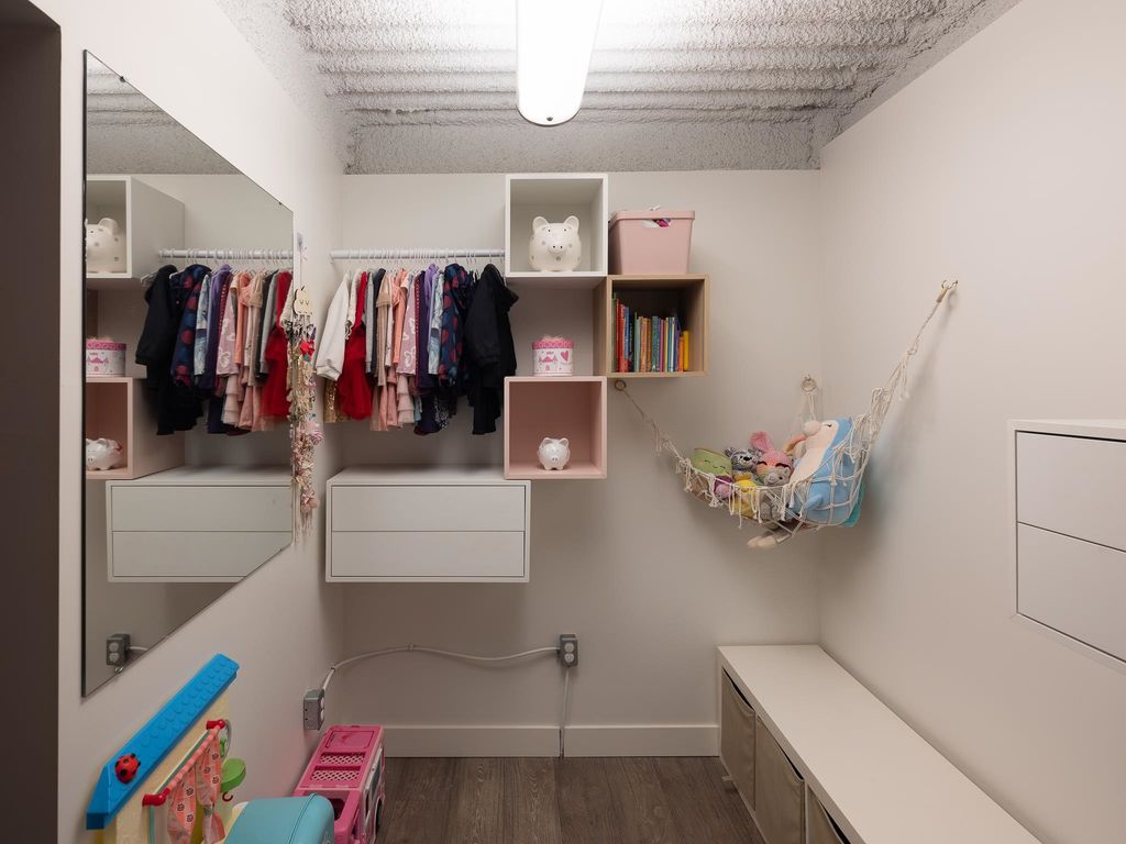 listing image 1105331990433118851