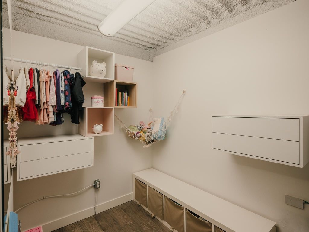 listing image 1109076836404702059