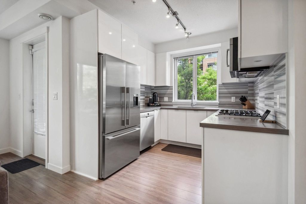listing image 1106880825494528115