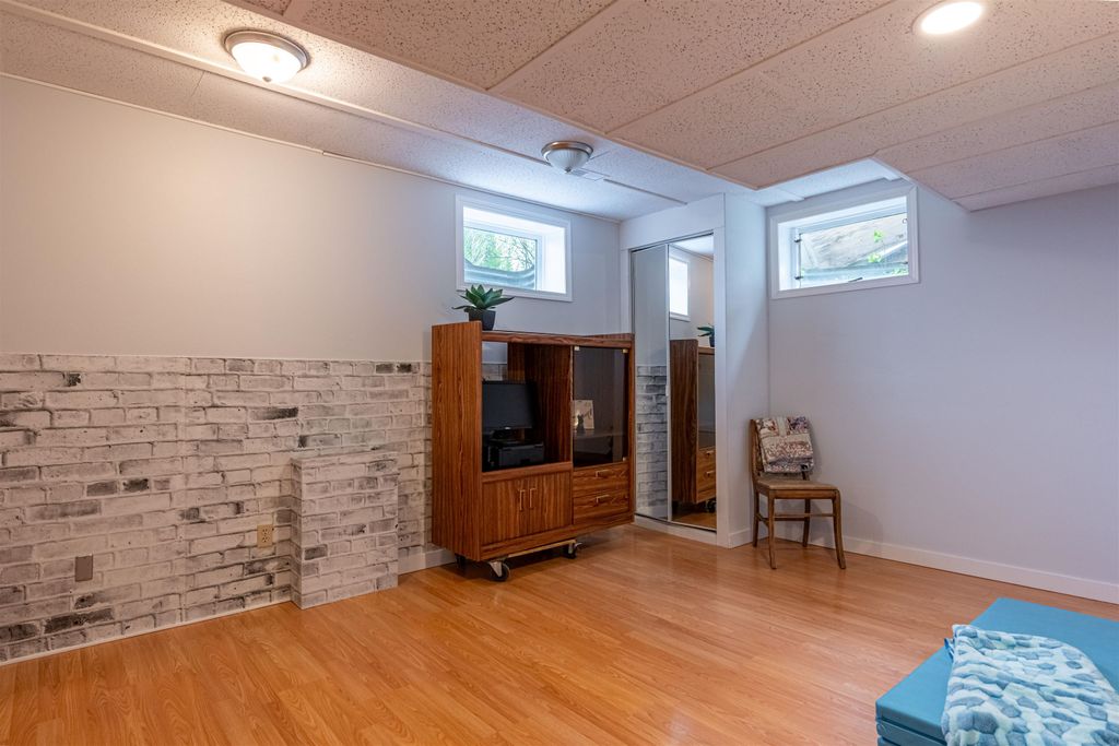 listing image 1103452509411831435