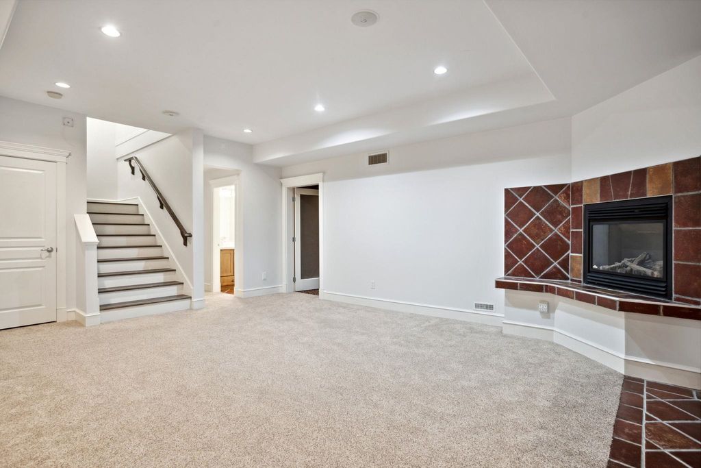 listing image 1100297404405834705
