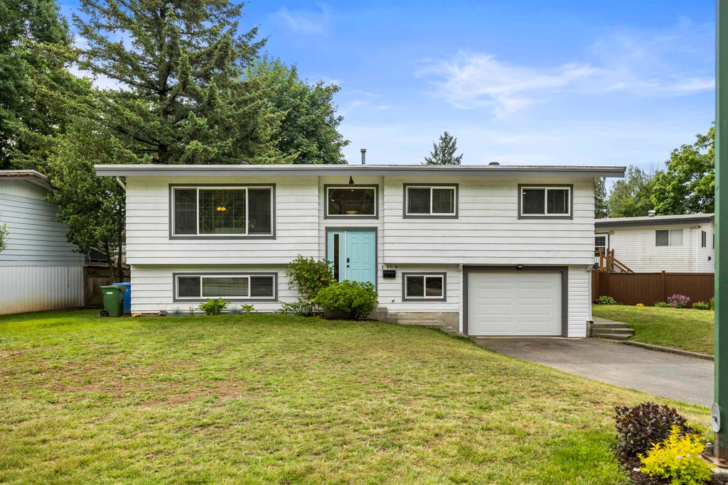Photo of 2454 Aladdin Crescent, Abbotsford, BC V2S 5K7 (MLS # R3157324)