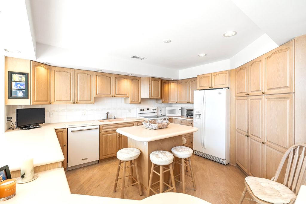 listing image 1107401877607337294
