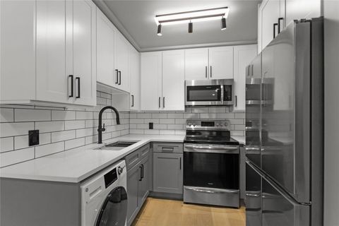 1948 Coquitlam Avenue 201 Port Coquitlam BC V3B 1J3