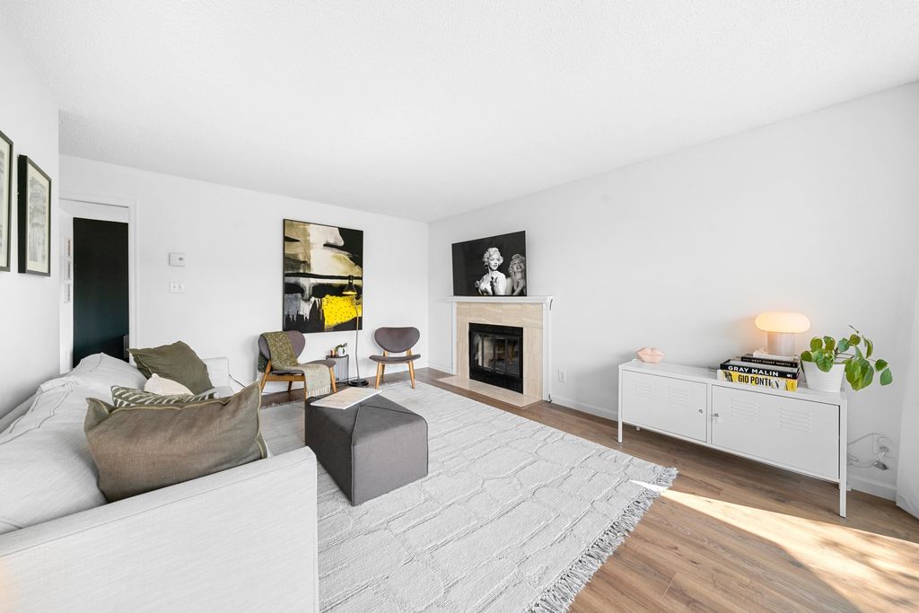 listing image 1106972401305404810