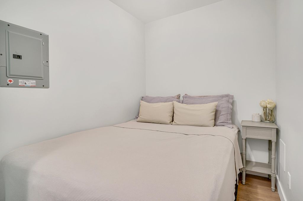 listing image 1104796315427768841
