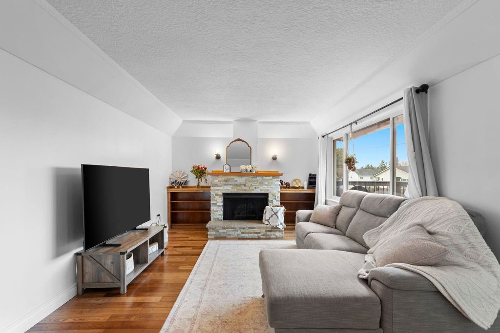 Photo of 46307 Riverside Drive, Chilliwack, BC V2P 3L2 (MLS # R3107646)