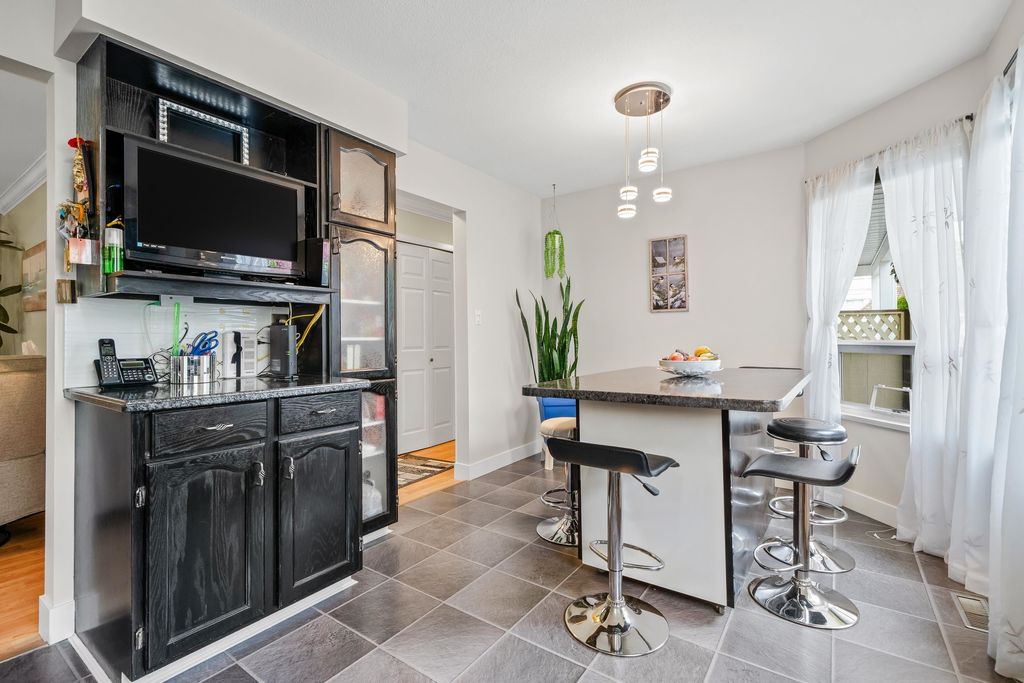 listing image 1104558066161208705
