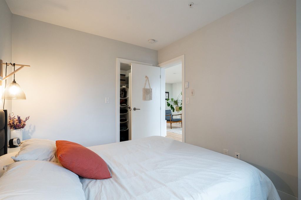 listing image 1103360285650372161