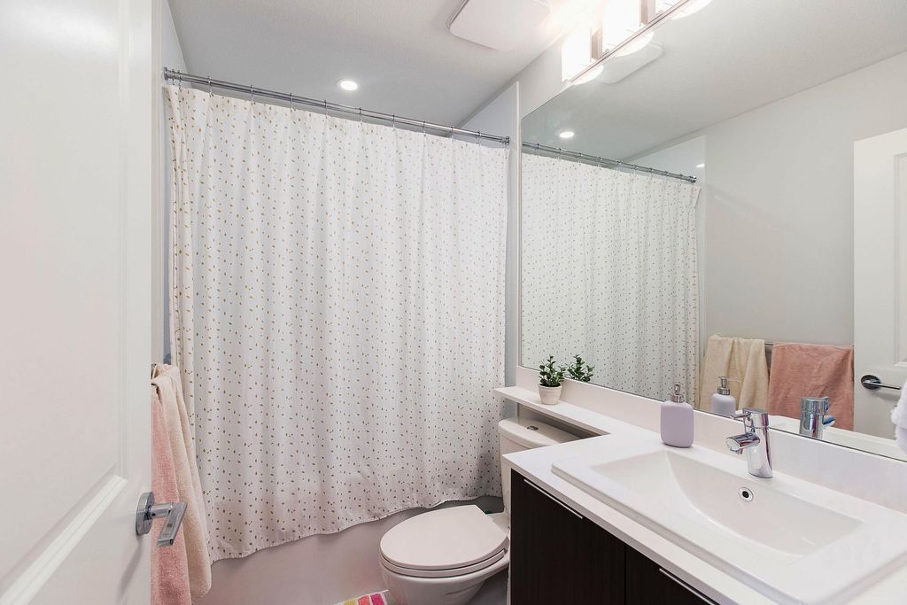 listing image 1104411342705952643