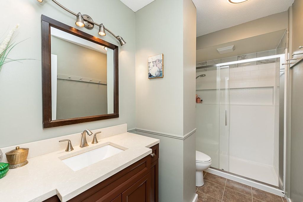 listing image 1105125889452103235