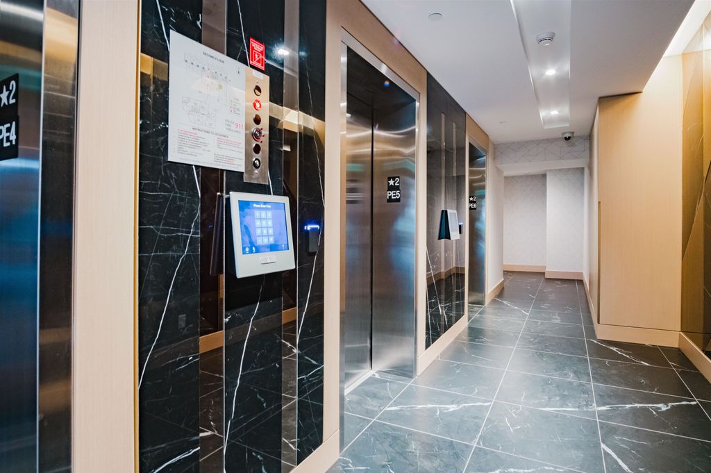 listing image 1106617939082060544