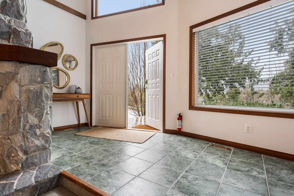 listing image 1109202877403795969