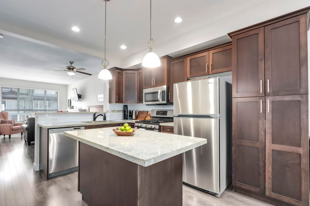 listing image 1104417807338106879