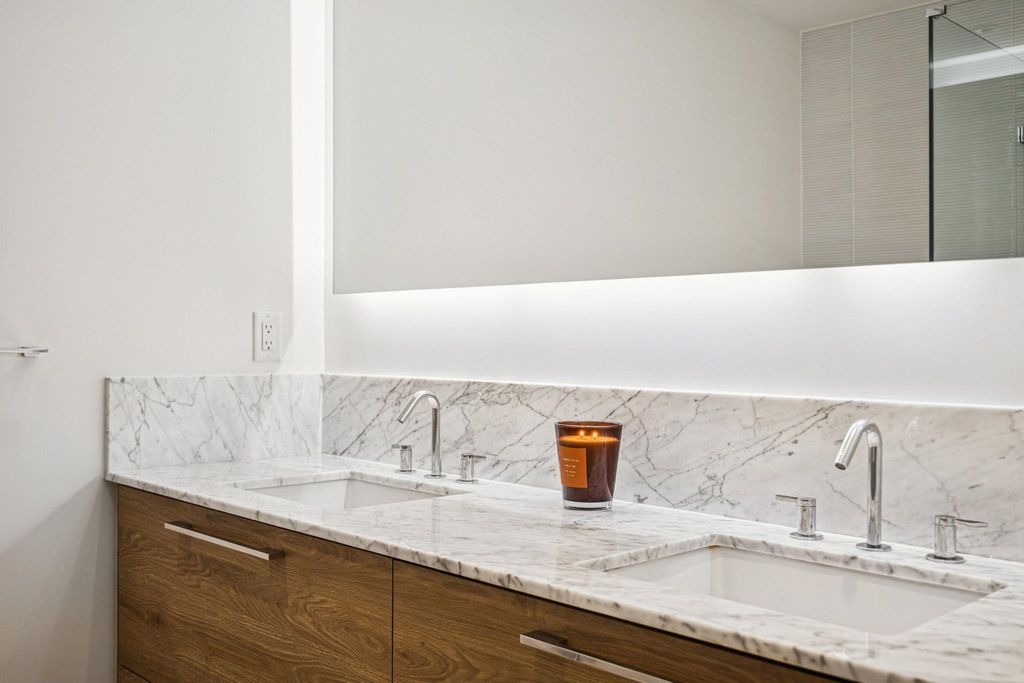 listing image 1104459426858228792