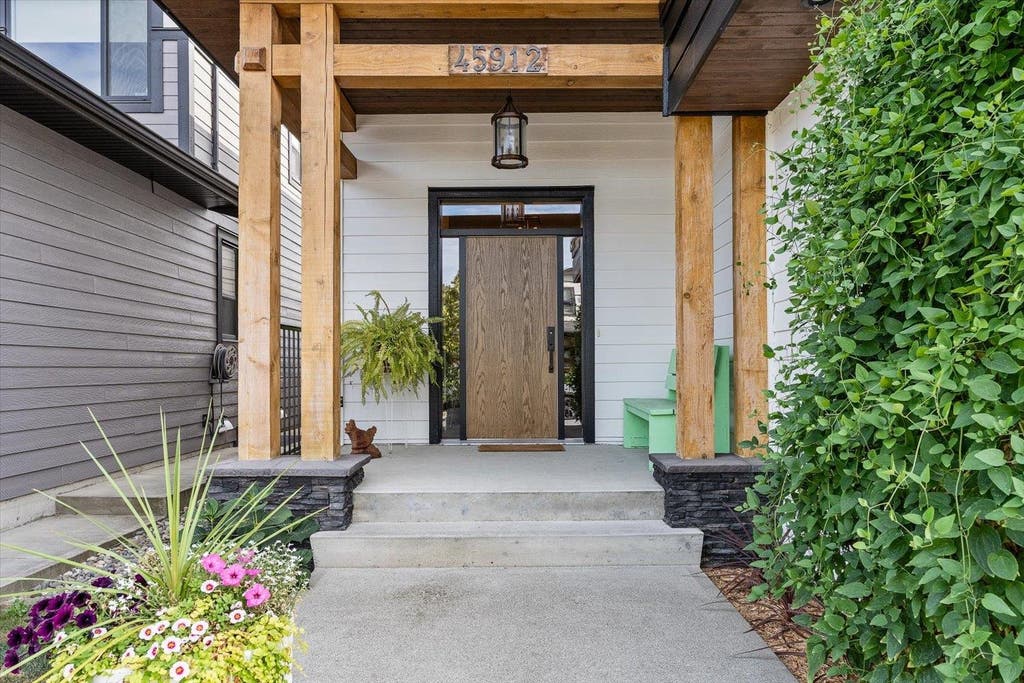Photo of 45912 Bogey Place, Chilliwack, BC V2R 0Z8 (MLS # R3157543)