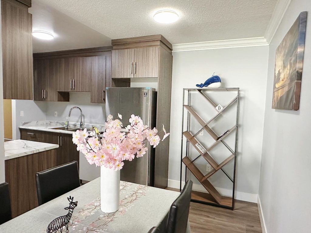 listing image 1102917830591609641