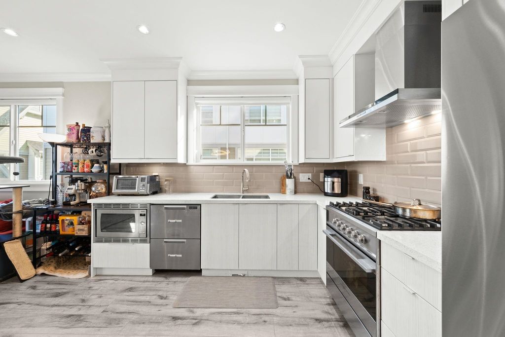listing image 1106529790077228292
