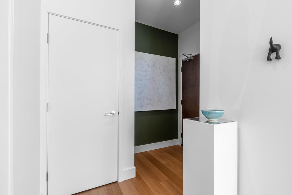 listing image 1101972597676935345