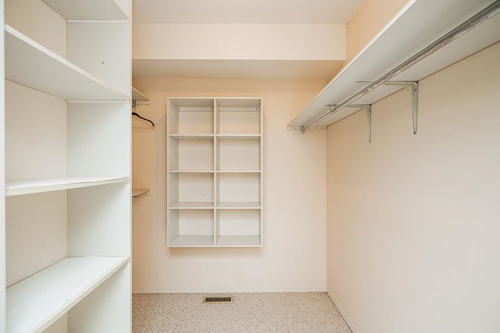 listing image 1109813317492717690