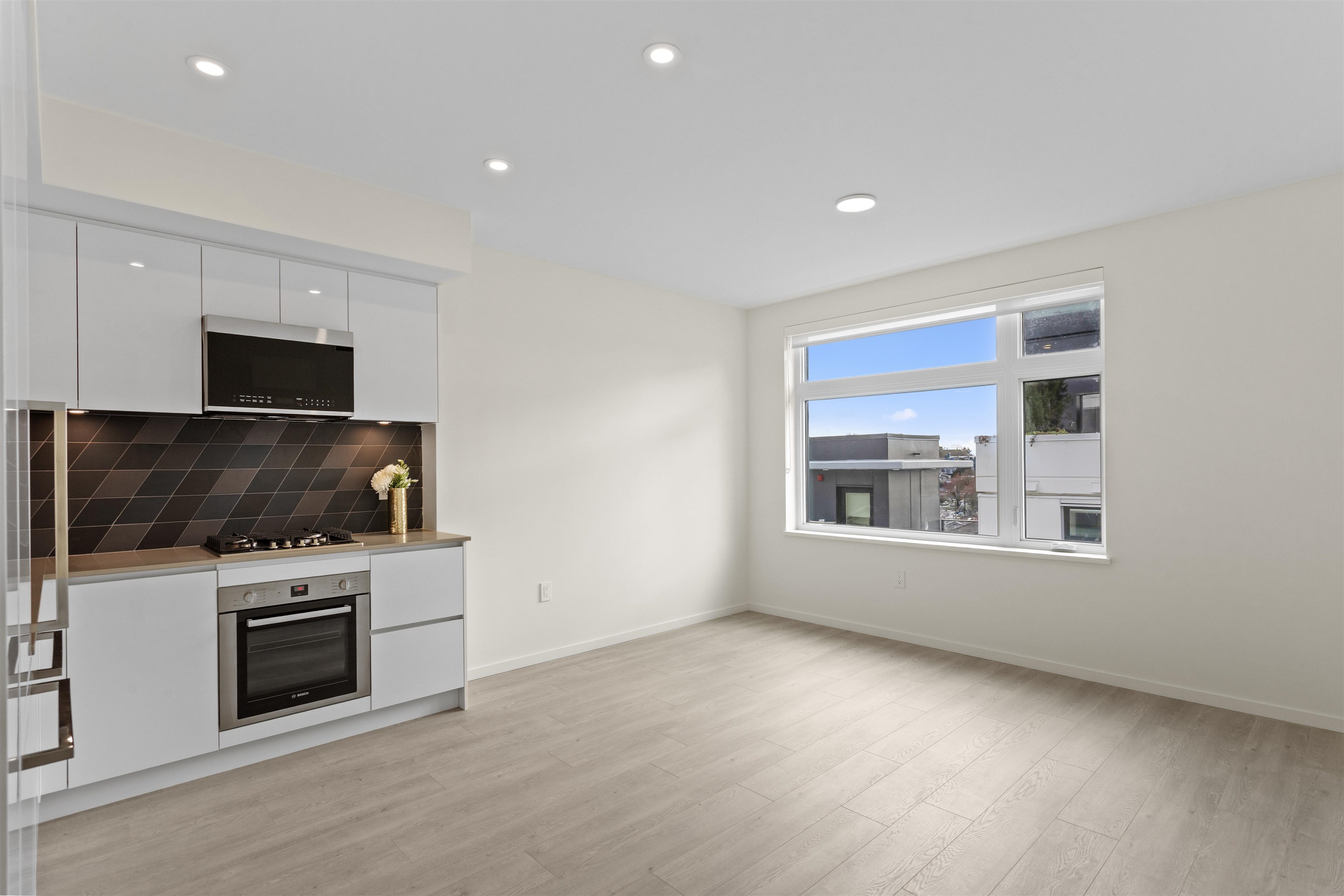 3264 Vanness Avenue 306