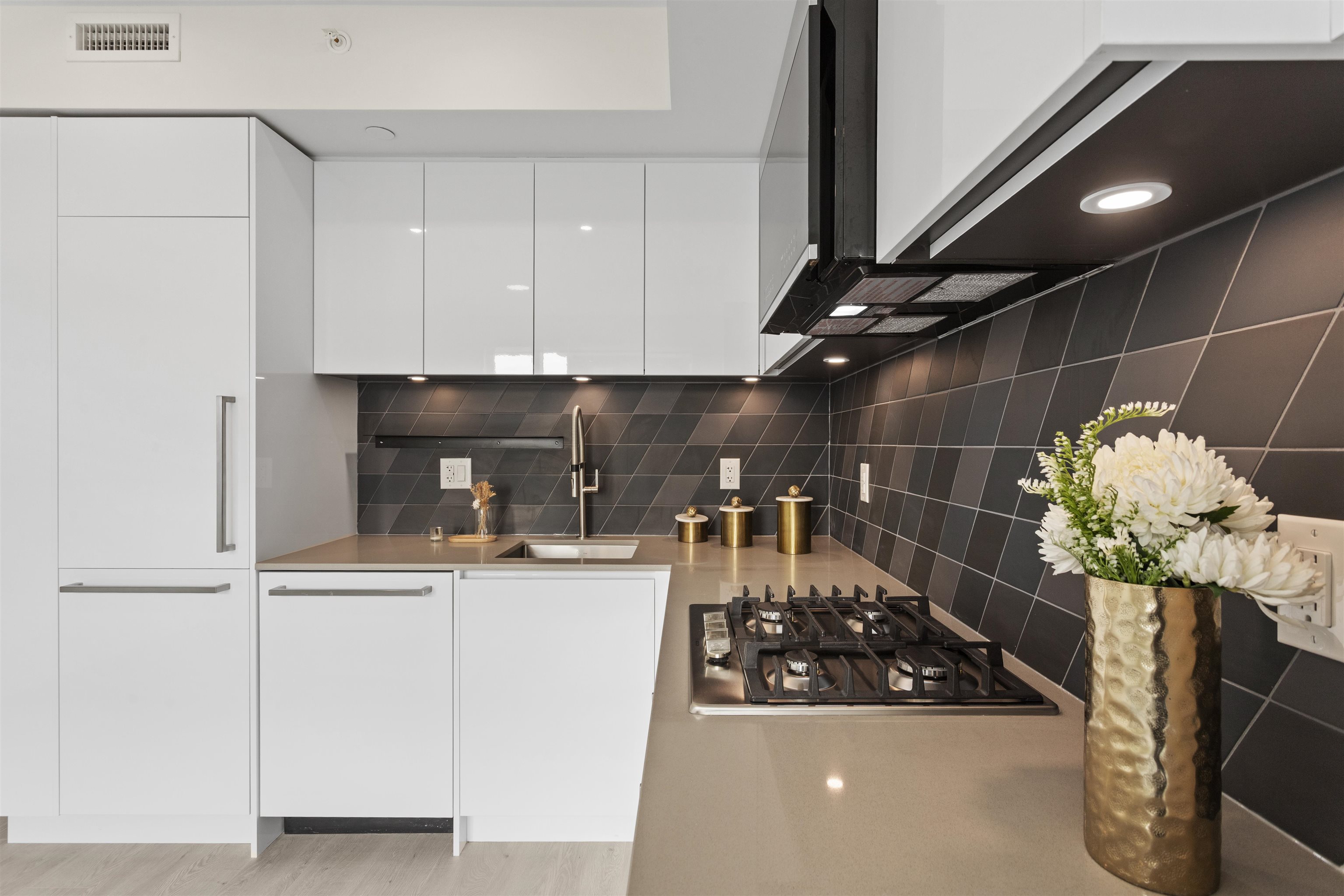 3264 Vanness Avenue 306