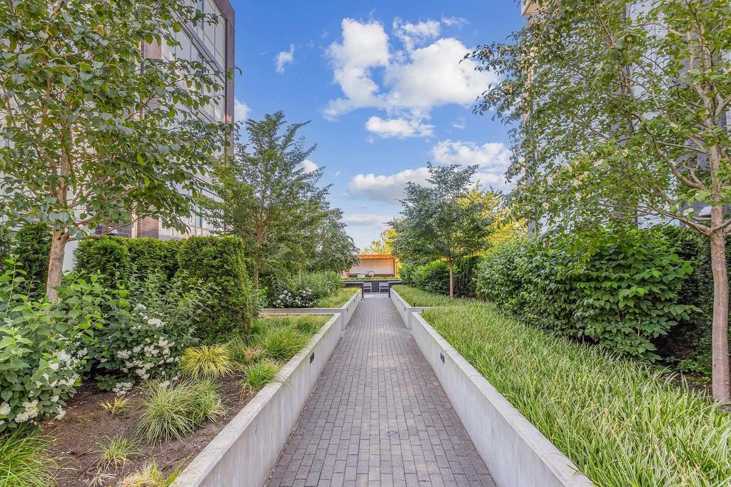 listing image 1109659425741645906