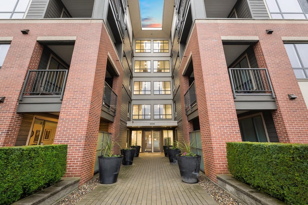 Photo of 33540 Mayfair Avenue #110, Abbotsford, BC V2S 0J3 (MLS # R3122792)