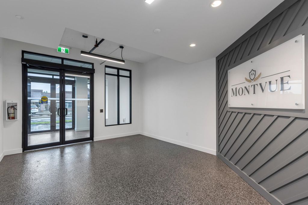 Photo of 33820 South Fraser Way #404, Abbotsford, BC V2S 2C5 (MLS # R3112942)