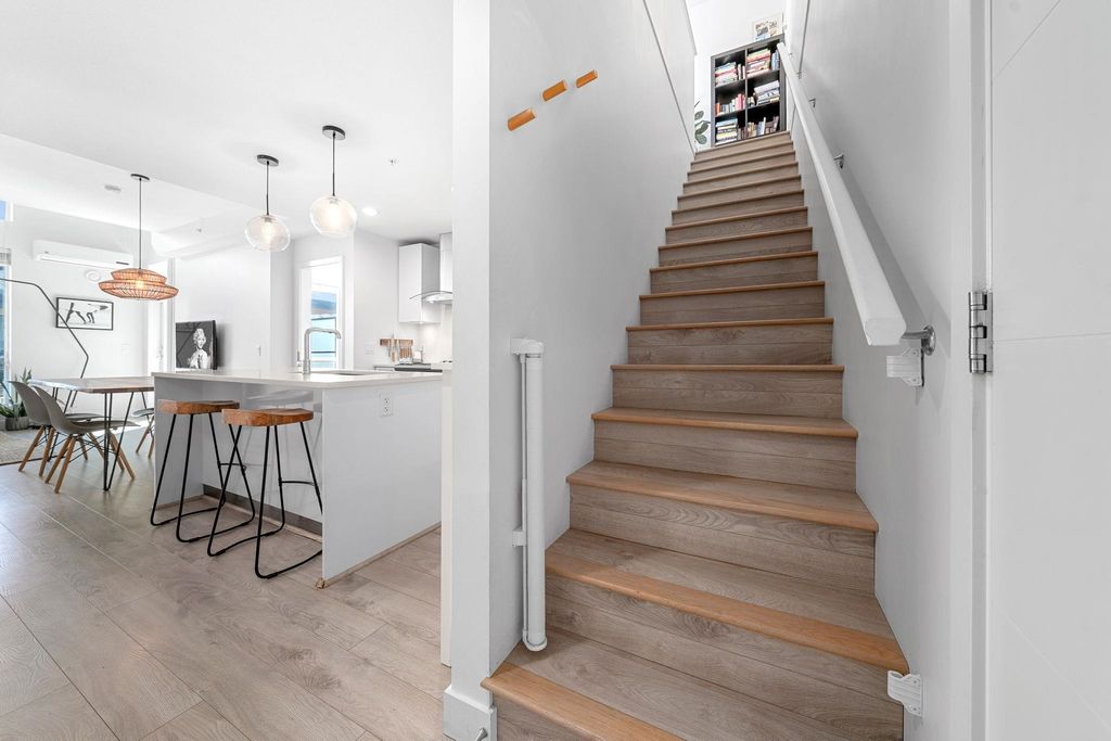 listing image 1104604318225775159