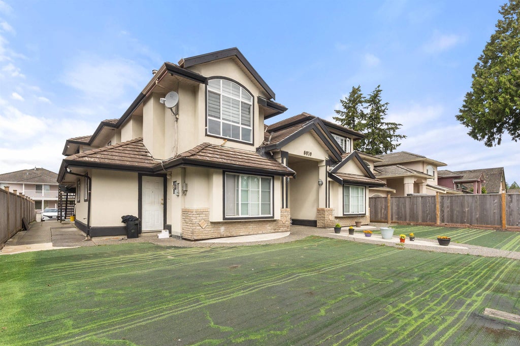 Photo of 6919 128 Street, Surrey, BC V3W 4E1 (MLS # R3132083)