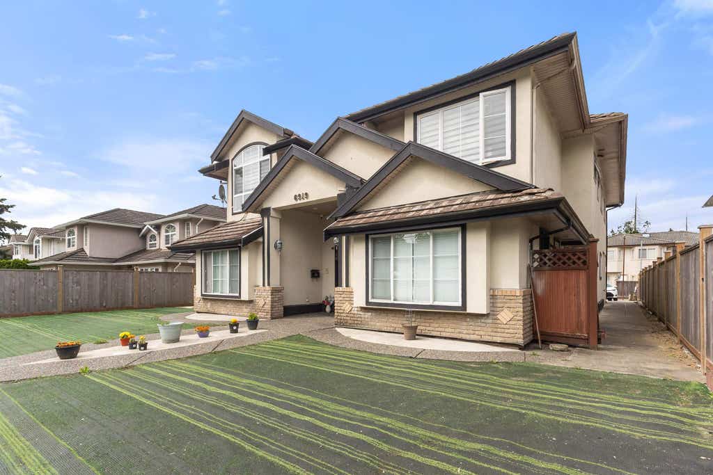 Photo of 6919 128 Street, Surrey, BC V3W 4E1 (MLS # R3132083)