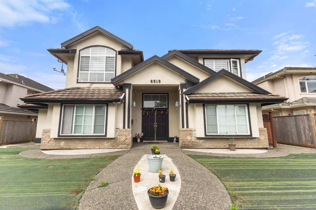 Photo of 6919 128 Street, Surrey, BC V3W 4E1 (MLS # R3132083)