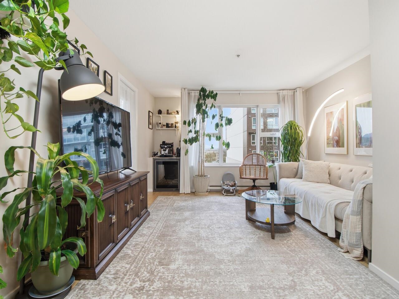 415 E Columbia Street 403